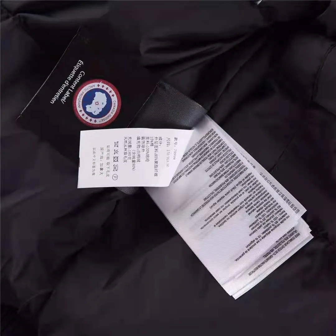 P780 with dust bag) Canada Goose Canada Goose #Chilliwack 7999M bomber jacket short down jacket ➖ Genuine synchronous anti-counterfeiting chip sensor! ➖ Imported 21-count polyester-cotton blended original fabric [last year’s 16-count/18-count hard fabrics have been completely eliminated, this year all use 21-count genuine synchronous fabrics, the soft mid-strap feels delicate and textured], genuine synchronous Feather-Light 10D waterproof coating fabric, made of 84.5 polyester fiber and 15.5 cotton, 100% the best feel in the entire network! ➖ The genuine official website is synchronized with the national standard 80 white duck down, you can check the official website customer service, there will never be a series of misleading claims such as 90 down or goose down! ➖ Using the best nylon lining with double double-layer sealing design, velvet-proof No. 7 needle + grid-filled down ready-made garments, there is 100% no so-called velvet running! ➖ The cuffs are designed with thickened seamless threads, and the collar and pockets are lined with top-quality polar fleece to keep you warm and comfortable! ➖ Yoshida YKK provides original custom-made electroplated sliders. YKK two-way lockable zippers are tight and smooth and will not peel off paint! ➖ 3M composite guarantees that the Velcro is the same as the original, durable, and all accessories and hardware are custom-made! ➖ Imported BEHRINGER embroidery machine to customize the 10,000-needle embroidery logo, 98% of which can be reproduced to restore the original logo. You can check and compare on the official website! 01 models for men and women SIZE: XS S M L XL XXL